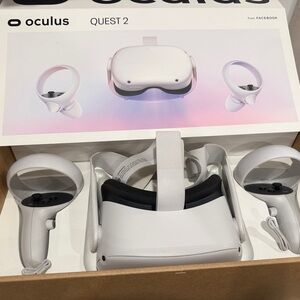 Oculus Quest 2 128 GB VR Headset - White and Black. Came with new battery.